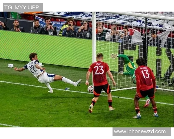 巴萨对决曼联爵爷的战术博弈与历史交锋的精彩回顾 巴萨对决曼联爵爷的战术博弈与历史交锋的精彩回顾