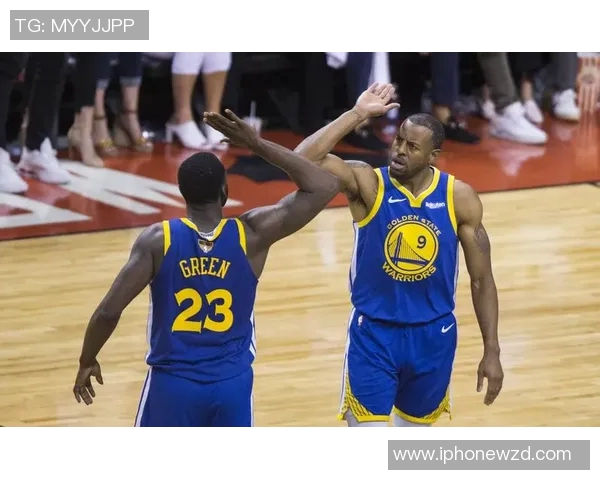 勇士大胜猛龙，晋级季后赛第二轮：勇者无畏，荣誉再临