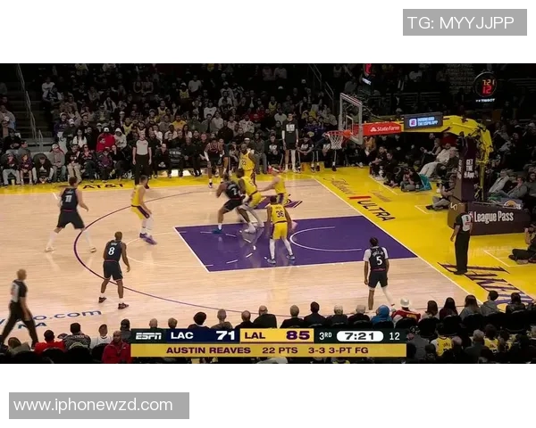 湖人对决快船直播盛况回顾球迷热情高涨赛场精彩纷呈